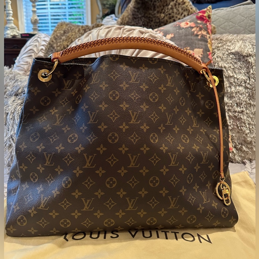 💯% Authentic Louis Vuitton Artsy GM